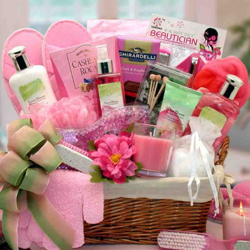 Full size bath products feature an aromatic blend of sweet summer blooms and scents. Send a pamper me spa gift to a special woman in your life such as your mom, wife or girl friend. This extravagant collection of deluxe spa products refreshes the body an #gift