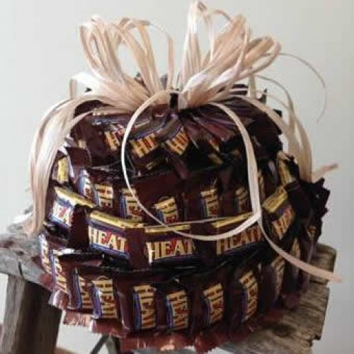 Heath Bars are often associated with nostalgia and old fashioned candies. Heath Toffee Bars combine two great candies to create a delightful taste with both soft and crunch in the same bite. Now you can send a Heath Bar Toffee Candy Cake Bouquet the next #bar