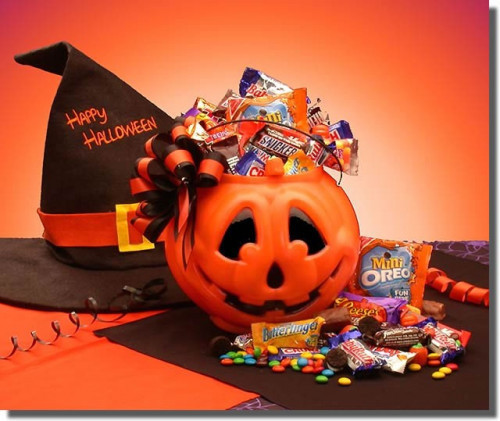 Treat your favorite goblins to the Tricks or Treats Gift Basket! This Halloween Jack O Lantern arrives overflowing with miniature Halloween candies. This gift brings Halloween fun and Halloween candy of all kinds for all ages. #gift