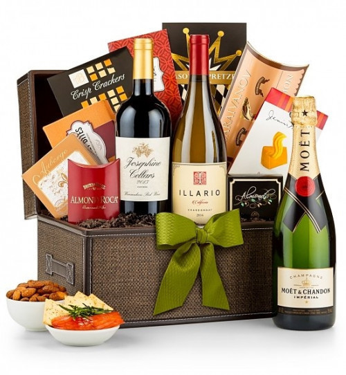 A gift for your most valued clients & colleagues, The VIP Treatment is an antique replica leather chest that holds a bottle of Chardonnay along with the finest in gourmet foods & sweets. A velvet & satin sack makes a distinguished presentation. #gift