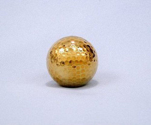 This 24 karat gold dipped golf ball makes a perfect gift for the golfers in your life. Dipped in gold this everlasting keepsake is sure to be a treasure for generations to come. #gift
