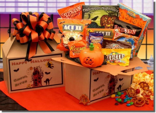 A spooktacular Happy Halloween gift box is filled to the brim with Halloween's most popular sweet treats. Decorated with a festive Happy Halloween label this Halloween themed gift box will delight Ghoul's of all ages. #gift