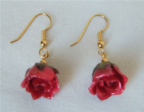 Gold Rose Jewelry! These genuine red mini rose earrings will enhance her beauty. The miniature red roses have been artfully preserved in a clear lacquer finish to allow them to be everlasting. They are trimmed in gold using a similar process to our gold r #gift