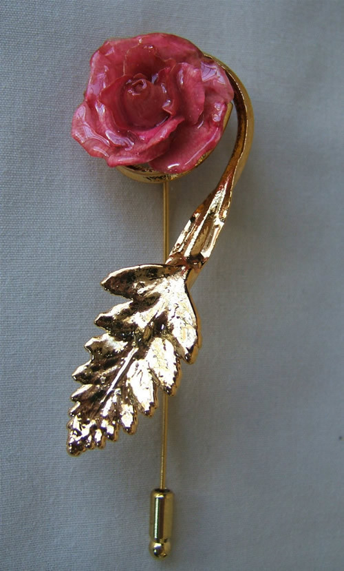 Add a unique accent to any outfit with a Miniature Pink Rose Pin trimmed in 24K Gold. Miniature red roses have been preserved in a clear lacquer finish to allow them to be everlasting. They are trimmed in gold using a similar process to our gold roses. Fr #gift