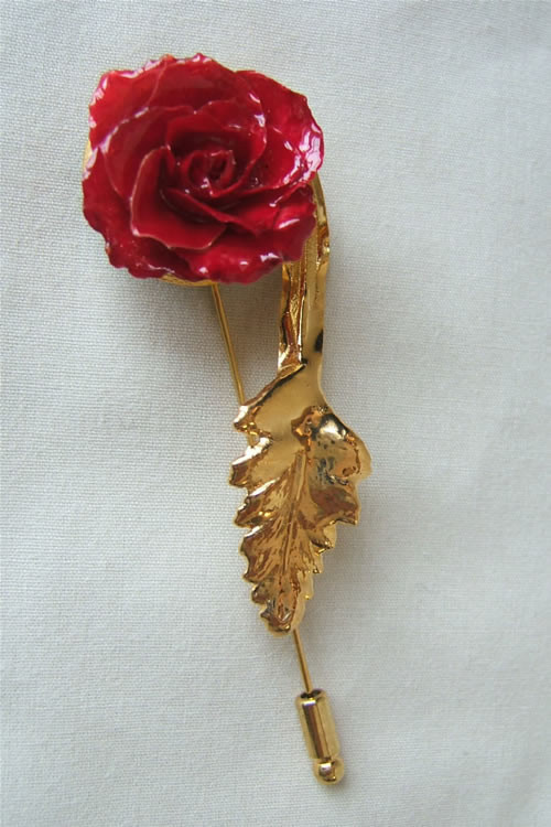 Add a unique accent to any outfit with a Miniature Red Rose Pin trimmed in 24K Gold. Miniature red roses have been preserved in a clear lacquer finish to allow them to be everlasting. They are trimmed in gold using a similar process to our gold roses. Fro #gift