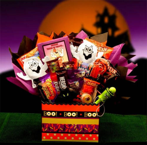 This Halloween Gift Basket foregoes the basket for a colorful box and adds an adorable ghost, along with loads of sweet treats. Contents Include: ,Boo Halloween Box, Mini Oreo Bites Cookies, Halloween Pretzels Bats and Pumpkins (2 pkg), Jett Puff Hallowee #gift