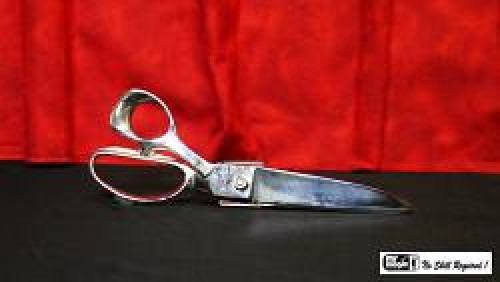 The performer, holding a rope, hands over a pair of scissors to the spectator and asks her to cut the rope in the middle. The spectator fails to open the s... #cut